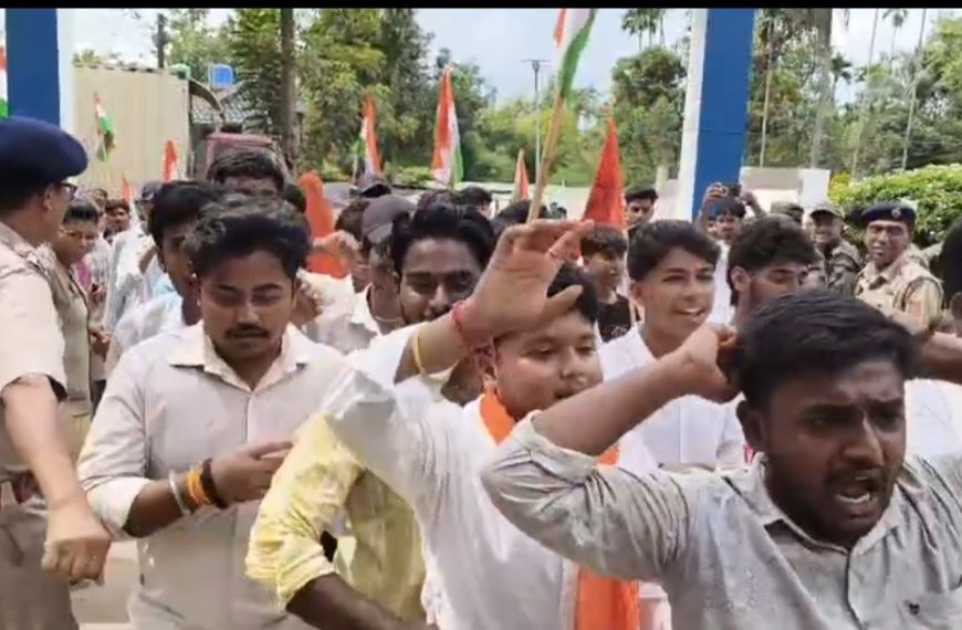 চুড়াইবাড়ি থানায় এবিভিপির ঘেরাও-বিক্ষোভ, অভিযুক্তদের দ্রুত গ্রেপ্তারের আশ্বাস পুলিশের