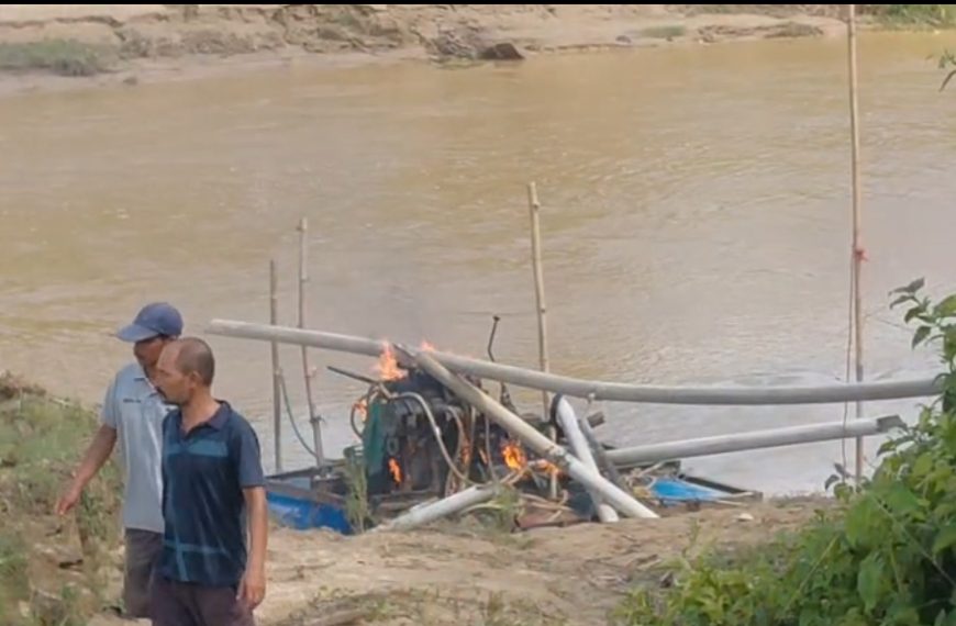 অবৈধ বালু উত্তোলন বন্ধের দাবিতে উত্তেজনা, বন দপ্তরের গাড়ি আটকালেন এলাকাবাসী
