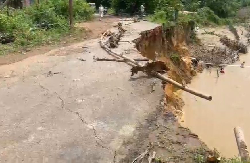 অবৈধ বালু উত্তোলনের জেরে সোনাই নদীতে তলিয়ে গেল রাস্তার বড় অংশ, দ্রুত সংস্কারের দাবি এলাকাবাসীর