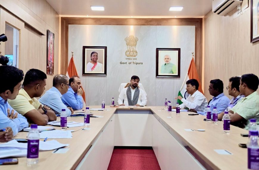 নিত্যপ্রয়োজনীয় পণ্যের সরবরাহ ও দাম নিয়ন্ত্রণে বৈঠক খাদ্যমন্ত্রীর