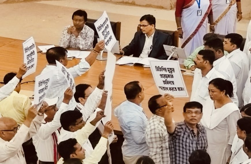আত্মহত্যার নোট ‘গায়েব’ নিয়ে বিধানসভায় তুমুল হইচই, প্রশ্নের মুখে প্রাক্তন ডিজিপি অনুরাগ ধনকরের মৃত্যুর তদন্ত