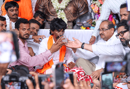 জারাঙ্গে পাটিলের অনশন প্রত্যাহারে স্বস্তি ফড়নবিশের, ১৩ দাবির ১২টিই মেনে নেওয়া হয়েছে বলে দাবি