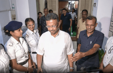 বাংলায় দুর্নীতি তদন্ত: তৃণমূলের প্রাক্তন মন্ত্রী ফিরহাদ হাকিমের সংস্থায় বিচারবিভাগীয় কমিটির তল্লাশি