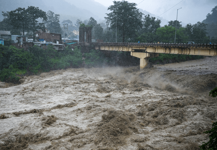 ভারী বৃষ্টিতে উত্তরাখণ্ডের নদীগুলিতে জলস্ফীতি, ধস ও বন্যার আশঙ্কা