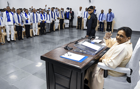 ‘আকাশ আনন্দ এখনও পরিণত নন, বড় দায়িত্বের জন্য উপযুক্ত নন’: গুরুত্বপূর্ণ পদ থেকে ভাইপোকে সরানোর ইঙ্গিত মায়াবতীর