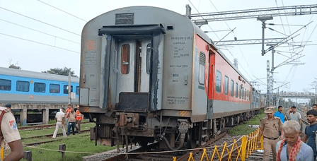 বিহারের আরায় লাইনচ্যুত মহানন্দা এক্সপ্রেসের তিনটি কোচ, হতাহতের খবর নেই