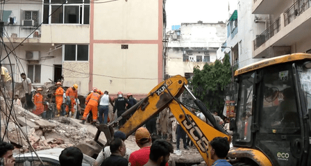 দিল্লির সত্য নিকেতনে বহুতল ভবন ভেঙে বিপর্যয়, ধ্বংসস্তূপে বহু পড়ুয়ার আটকে থাকার আশঙ্কা