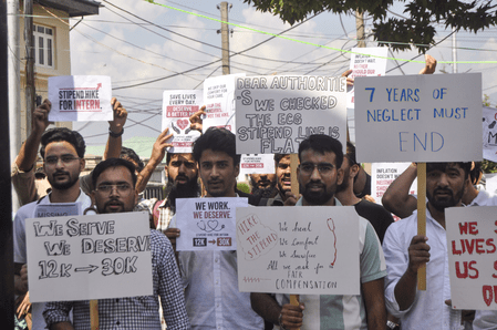 স্টাইপেন্ড বৃদ্ধির দাবিতে জম্মু-কাশ্মীরে মেডিক্যাল কলেজের ইন্টার্নদের অনশন শুরু
