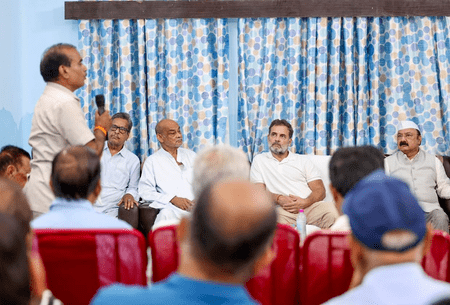 রায়বরেলিতে ‘জনতা দরবার’ রাহুল গান্ধীর, উপস্থিত সমাজবাদী পার্টির কর্মীরাও