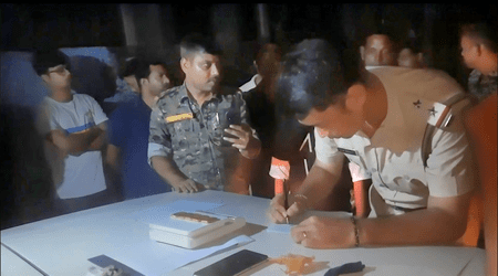 কোচবিহারে ৯০ লক্ষ টাকার সোনার বিস্কুটসহ যুবক গ্রেফতার