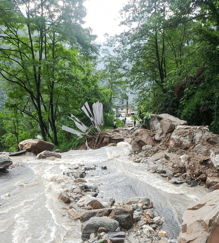 সিকিমের গ্যালশিংয়ে ভারী বৃষ্টিতে ভূমিধস, ১২৮ জনকে সরানো হল