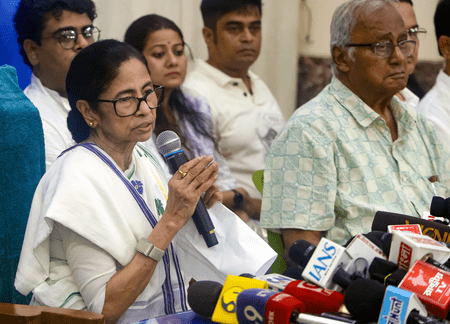 টিএমসি-র নাম ও প্রতীক ‘ফ্রিজ’ নিয়ে সুপ্রিম কোর্টে জরুরি শুনানির আর্জি মমতার
