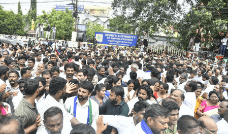 এসএএপি দফতরে ওয়াইএসআরসিপির বিক্ষোভ ঘিরে উত্তেজনা, পাল্টা প্রতিবাদে শিক্ষকরা