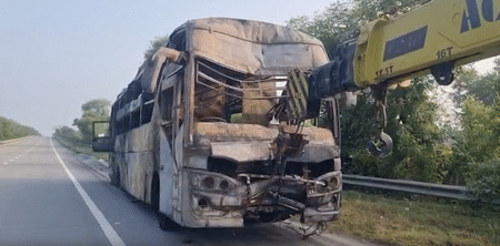 গ্রেটার নয়ডায় বাসে অগ্নিকাণ্ডে ৯ জনের মৃত্যু, শোকপ্রকাশ রাষ্ট্রপতি মুর্মু ও উপরাষ্ট্রপতি রাধাকৃষ্ণনের