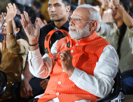 ‘কোনও একটি ধর্মকে প্রাধান্য দেওয়া উচিত নয়’: মোদির ‘ভজন ক্লাবিং’ নিয়ে কংগ্রেসের প্রশ্ন, পাল্টা বিজেপির