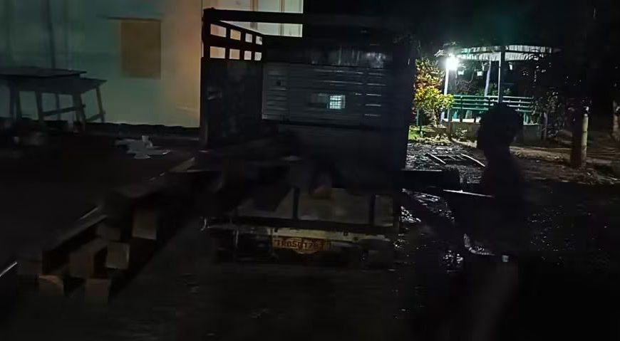 বনাঞ্চলের কাঠ পাচারের অভিযোগ, উদ্ধার প্রায় ২০ ফুট সেগুন কাঠ
