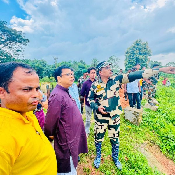 লাটিয়াপুড়ায় মনু নদীর বাঁধ পরিদর্শনে টিঙ্কু রায়, নিরাপত্তা&hellip;