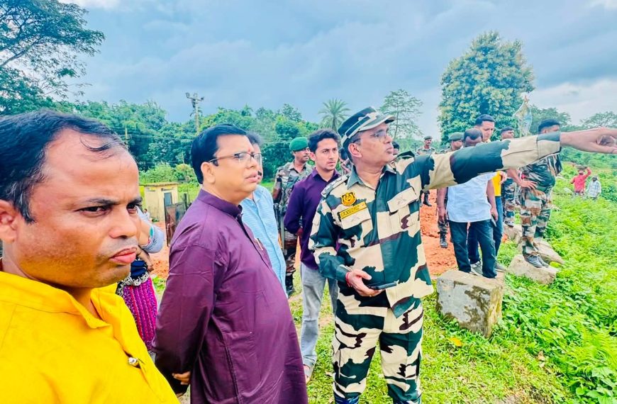 লাটিয়াপুড়ায় মনু নদীর বাঁধ পরিদর্শনে টিঙ্কু রায়, নিরাপত্তা ও বাঁধ সুরক্ষায় গুরুত্ব