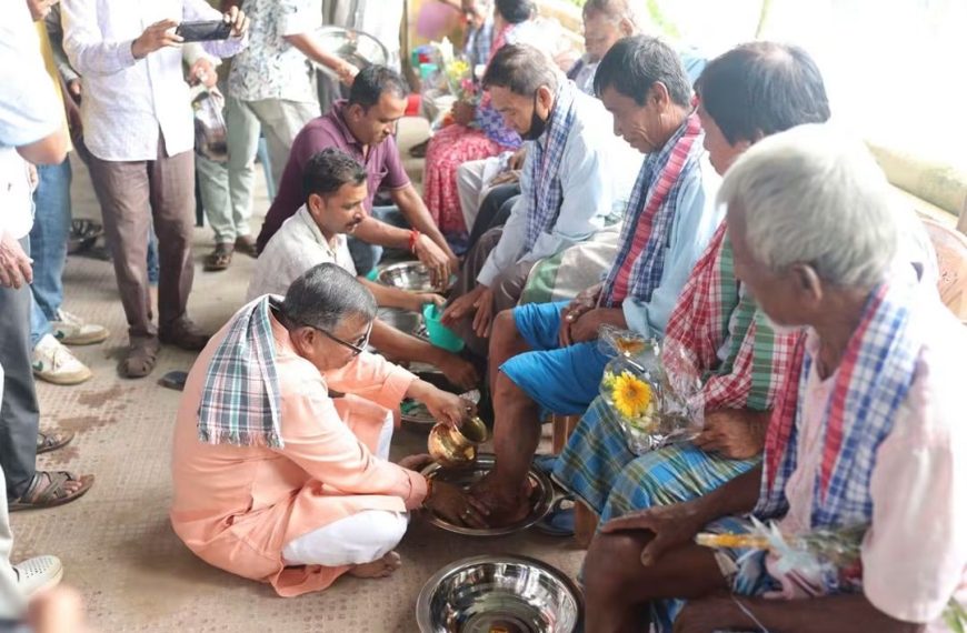 অন্নদাতাদের প্রতি শ্রদ্ধা, কৃষকদের পা ধুয়ে সম্মান কৃষিমন্ত্রীর