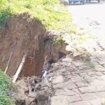 আমবাসা–গণ্ডাছড়া সড়কে বড় গর্ত, দুর্ঘটনার আশঙ্কায় এলাকাবাসী
