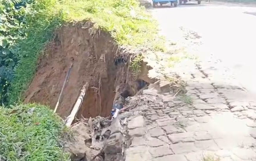 আমবাসা–গণ্ডাছড়া সড়কে বড় গর্ত, দুর্ঘটনার আশঙ্কায় এলাকাবাসী