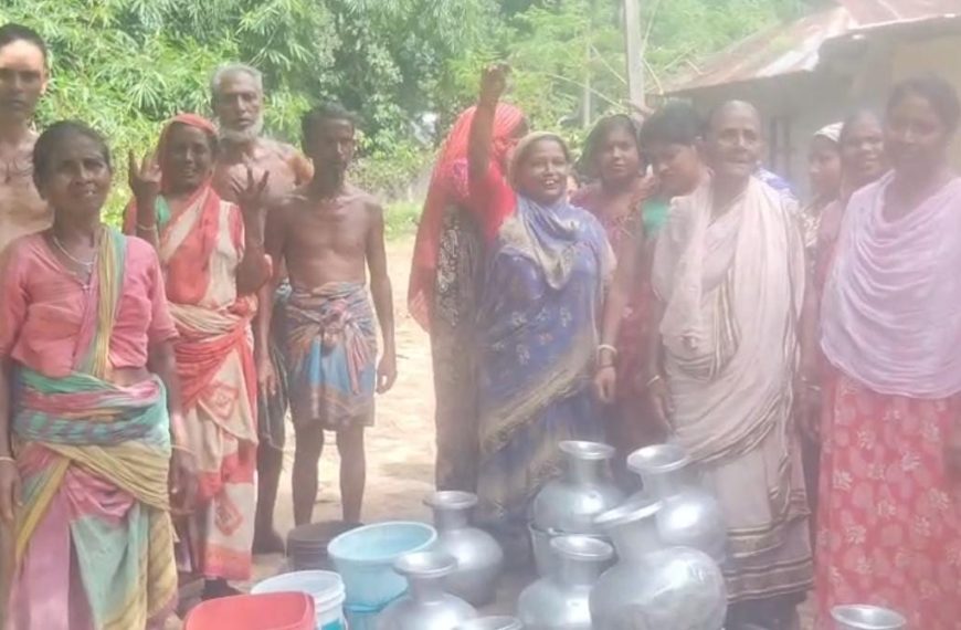 জলের দাবিতে বালতি হাতে সড়ক অবরোধ মহিলাদের, ধজনগরে তীব্র ক্ষোভ