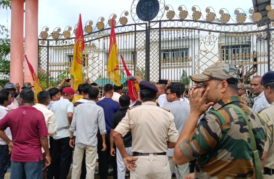 ডেপুটেশন ঘিরে কৈলাসহর কলেজে দুই ছাত্র সংগঠনের সংঘাত, অধ্যক্ষকে ঘেরাও করে বিক্ষোভ