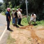 উগিরাটিলায় রাস্তার উপর দিয়ে জল, উদ্যোগ নিয়ে ড্রেন কাটলেন যুব নেতৃত্বরা