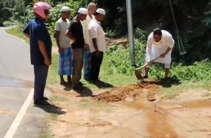 উগিরাটিলায় রাস্তার উপর দিয়ে জল, উদ্যোগ নিয়ে ড্রেন কাটলেন যুব নেতৃত্বরা