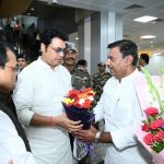 ভোপাল বিমানবন্দরে বিপ্লব কুমার দেবকে স্বাগত জানালেন বিজেপি নেতৃত্ব