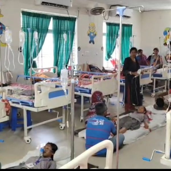 ক্লাস চলাকালীন শ্বাসকষ্টে অসুস্থ ১৩ পড়ুয়া, শিক্ষকদের ভূমিকা&hellip;