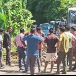 রাবার গাছ কাটার ক্ষতিপূরণের দাবিতে সড়ক অবরোধ, বিরোধী দলনেতার হস্তক্ষেপে উঠল অবরোধ