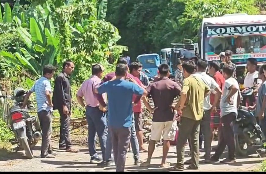 রাবার গাছ কাটার ক্ষতিপূরণের দাবিতে সড়ক অবরোধ, বিরোধী দলনেতার হস্তক্ষেপে উঠল অবরোধ