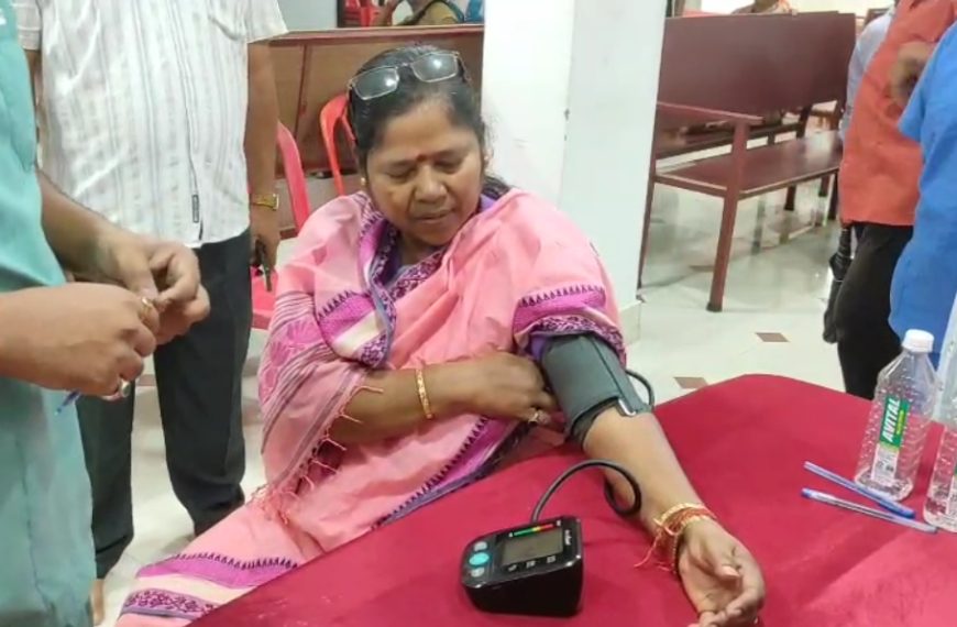 ছিনাইহানি সেবাব্রত নার্সিংহোমের স্বাস্থ্যশিবিরে প্রতিমা ভৌমিক, উপকৃত এলাকার মানুষ