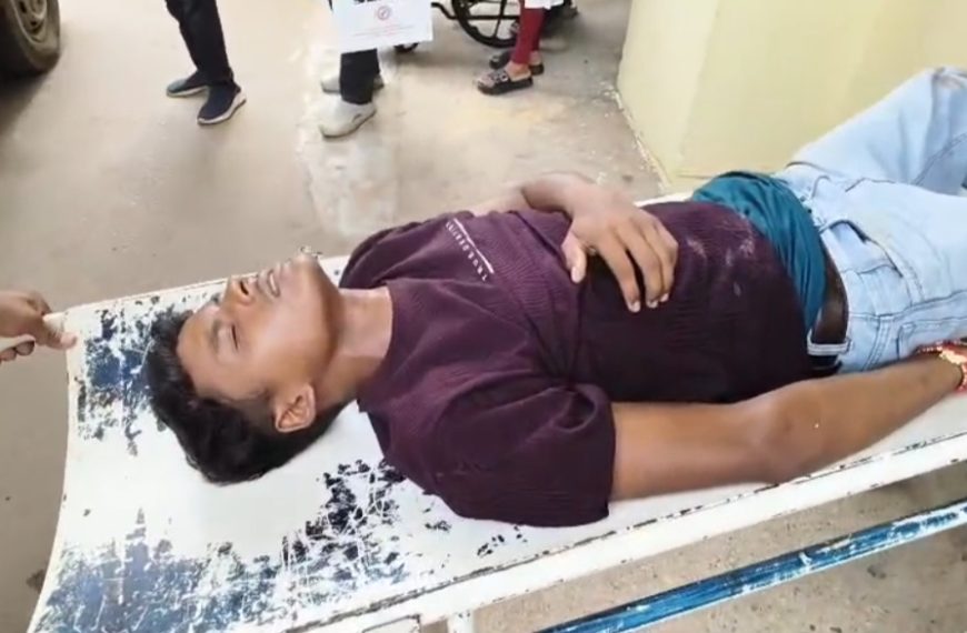 শহরে ব্যস্তসময়ে ১৪ চাকার গাড়ির প্রবেশ, পিষে গেল যুবকের পা