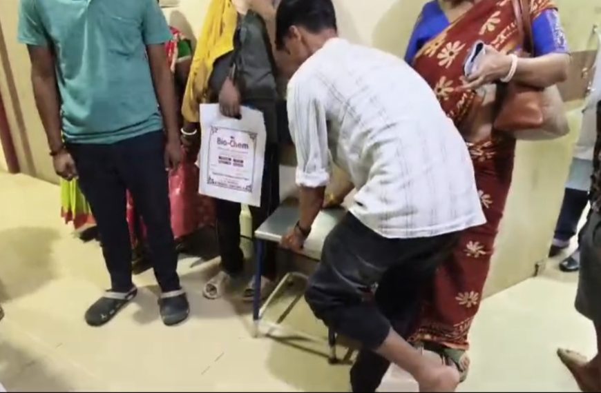 জিবি হাসপাতালে রোগীদের ভোগান্তি, হুইলচেয়ার-ট্রলির অভাবে দুর্ভোগের অভিযোগ