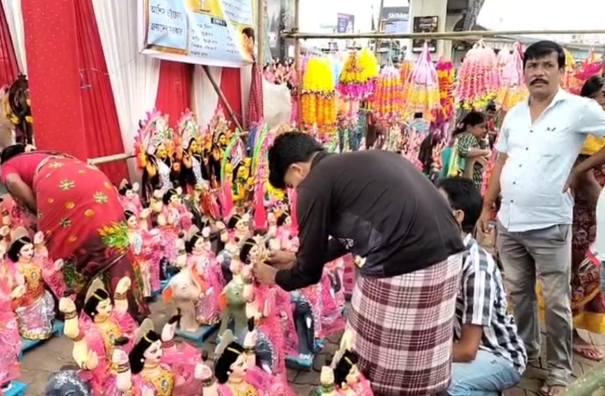 বিশ্বকর্মা পূজাকে ঘিরে বটতলা মূর্তির বাজারে জমজমাট কেনাকাটা