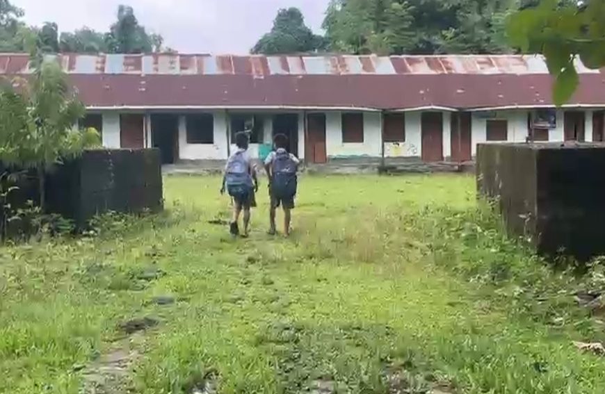 কর্তব্যে গাফিলতির অভিযোগ, নানা সমস্যায় জর্জরিত বড়মুড়া নারেং জমি উচ্চ বিদ্যালয়