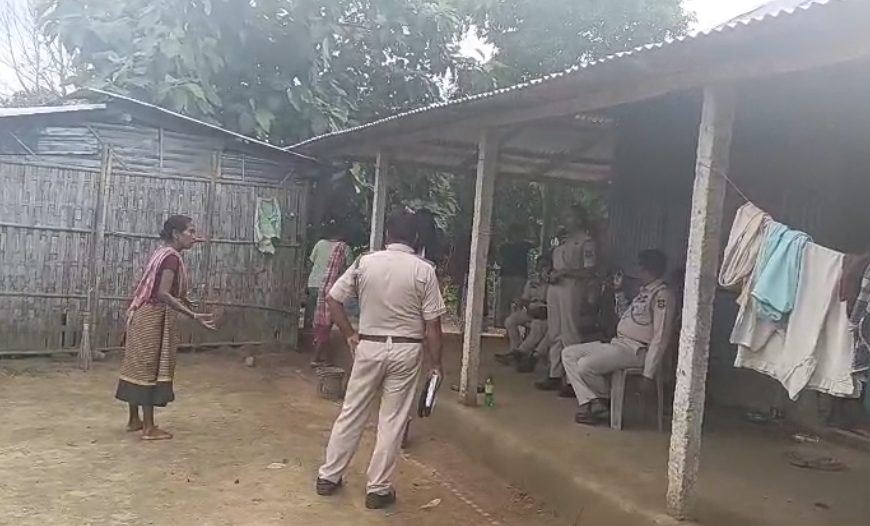 নাবালিকাকে উদ্ধারে অভিযুক্তের বাড়িতে পুলিশের অভিযান, পুলিশের গাড়ি দেখেই জঙ্গলে পালাল অভিযুক্ত