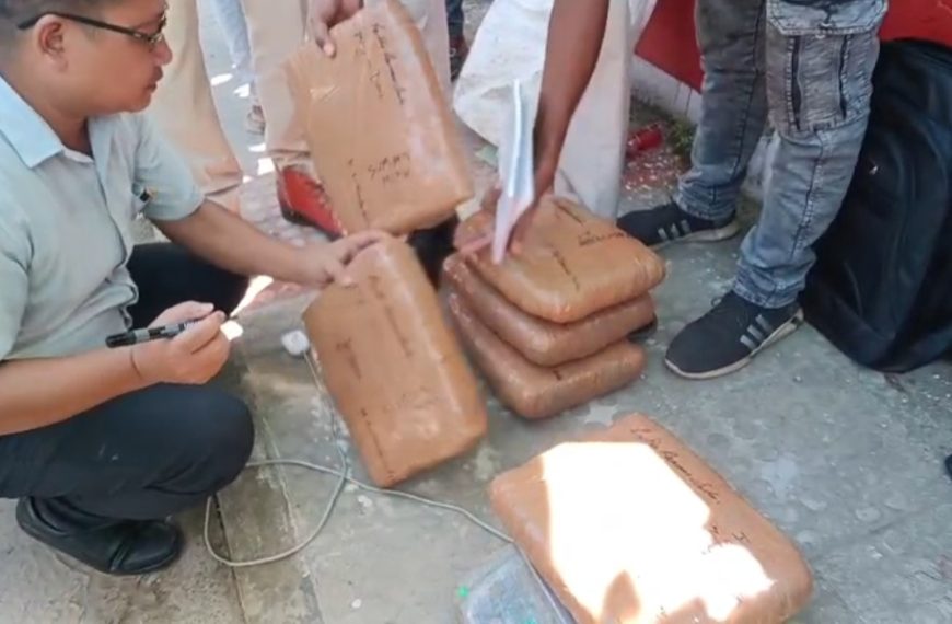 কলেজটিলা থেকে ১৮ কেজি গাঁজাসহ দুই যুবক গ্রেফতার, রেলপথে বহিরাজ্যে পাচারের সন্দেহ