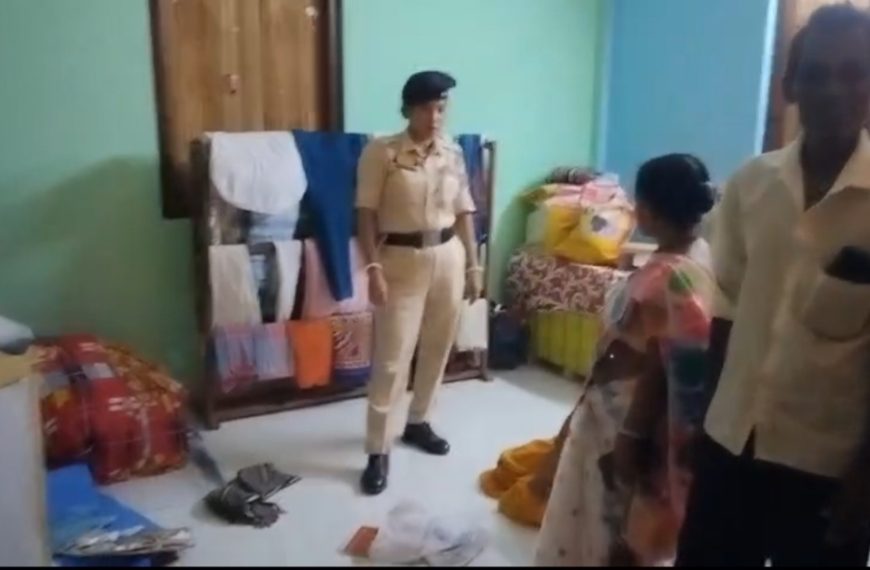 দিনদুপুরে তালা ভেঙে বাড়িতে চুরি, নগদ ২ লক্ষ টাকা ও স্বর্ণালংকার উধাও