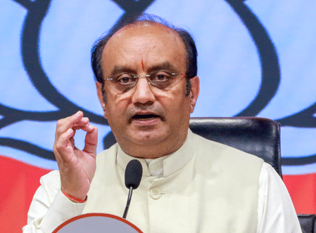ক্যাপ্টেন স্মিত মাচ্চারের পাশে না দাঁড়ানোয় গান্ধী পরিবারের বিরুদ্ধে বিজেপির তোপ
