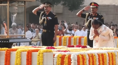 রাজঘাটে মহাত্মা গান্ধীকে শ্রদ্ধা রাষ্ট্রপতি মুর্মু, উপরাষ্ট্রপতি ও প্রধানমন্ত্রীর