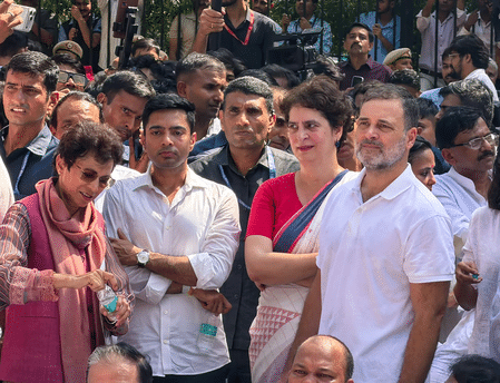 ইসির দফতরের পথে ইন্ডিয়া জোটের বিক্ষোভ, আকাশবাণী ভবনের গেট ঠেলে ঢুকে পড়লেন রাহুল-প্রিয়াঙ্কারা