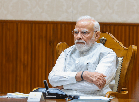 প্রধানমন্ত্রী মোদির ২৫ বছরের নেতৃত্বের প্রশংসায় কেন্দ্রীয় মন্ত্রিসভার প্রস্তাব, দেওয়া হল ‘স্ট্যান্ডিং ওভেশন’