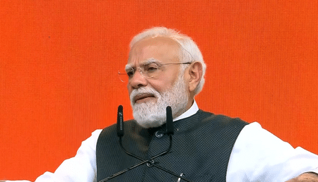 ‘ভারতে তৈরি বিমান নিয়েও শীঘ্রই বিশ্বে আলোচনা হবে’, ক্যাপ্টেন স্মিতের সাহসিকতার প্রশংসা মোদির