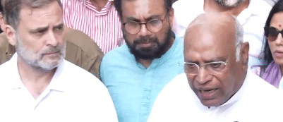 ‘এফআইআর যতই হোক, লড়াই চলবে’, জন্তর মন্তরে আন্দোলনের ঘোষণা খাড়গে-রাহুলের