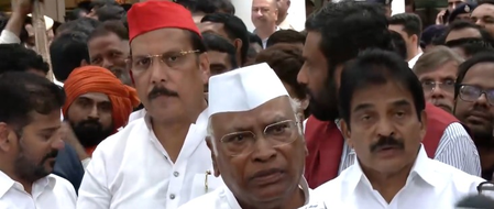 রাজঘাটের পথে ইন্ডিয়া ব্লকের নেতারা, গণতান্ত্রিক অধিকার খর্বের অভিযোগ খাড়গে-রাহুলের