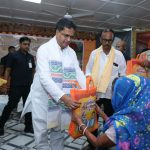 আসন্ন দুর্গাপূজার প্রাক্কালে ৩৯ নম্বর ওয়ার্ডে বস্ত্র বিতরণ, অংশ নিলেন মুখ্যমন্ত্রী