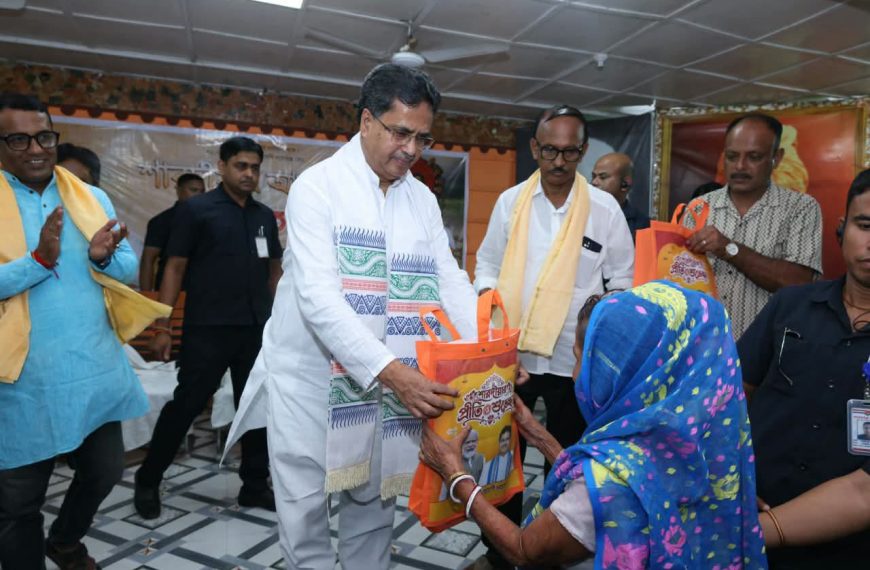 আসন্ন দুর্গাপূজার প্রাক্কালে ৩৯ নম্বর ওয়ার্ডে বস্ত্র বিতরণ, অংশ নিলেন মুখ্যমন্ত্রী